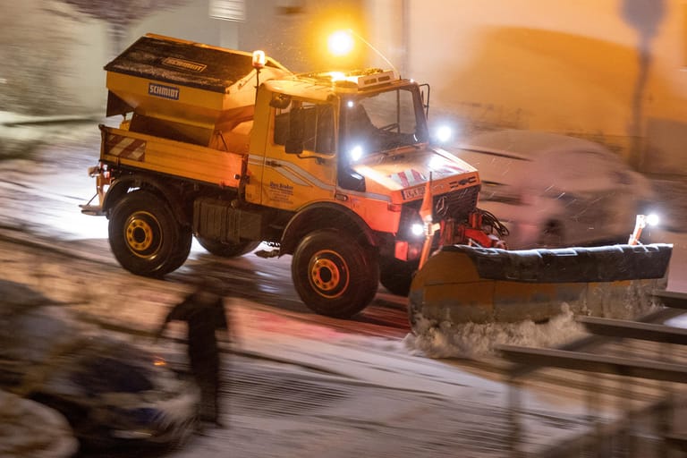 Ein Winterdienstfahrzeug räumt am frühen Morgen den frisch gefallenen Schnee im thüringischen Ilmenau.