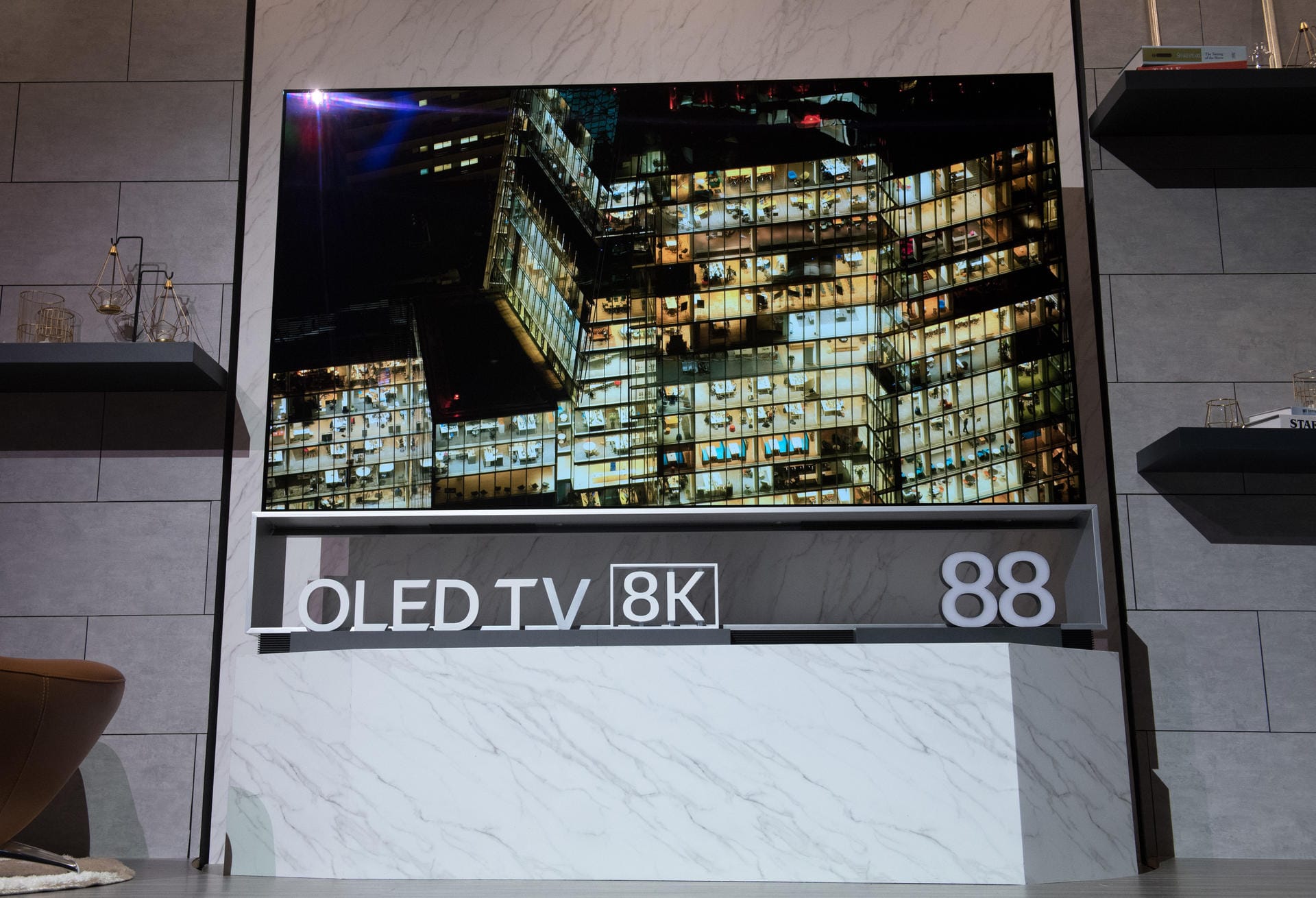 Groß wie eine Leinwand: Ganze 88 Zoll Displaydiagonale misst dieser LG-Fernseher mit OLED-Technologie.