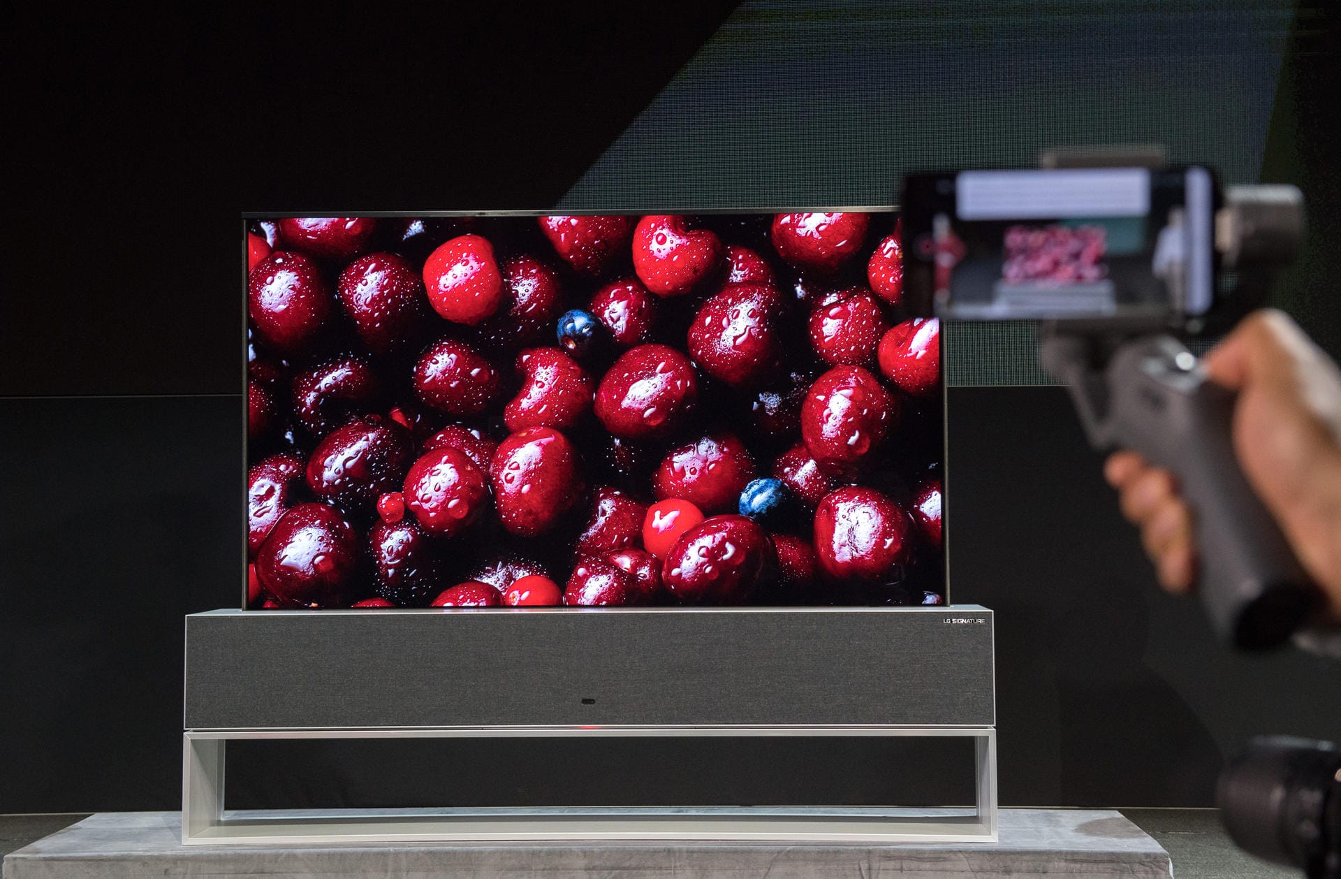 LGs Signature OLED TV R kann seinen 65-Zoll-Schirm einfach in das kniehohe Sockel-Gehäuse einrollen, wenn nicht ferngesehen wird.