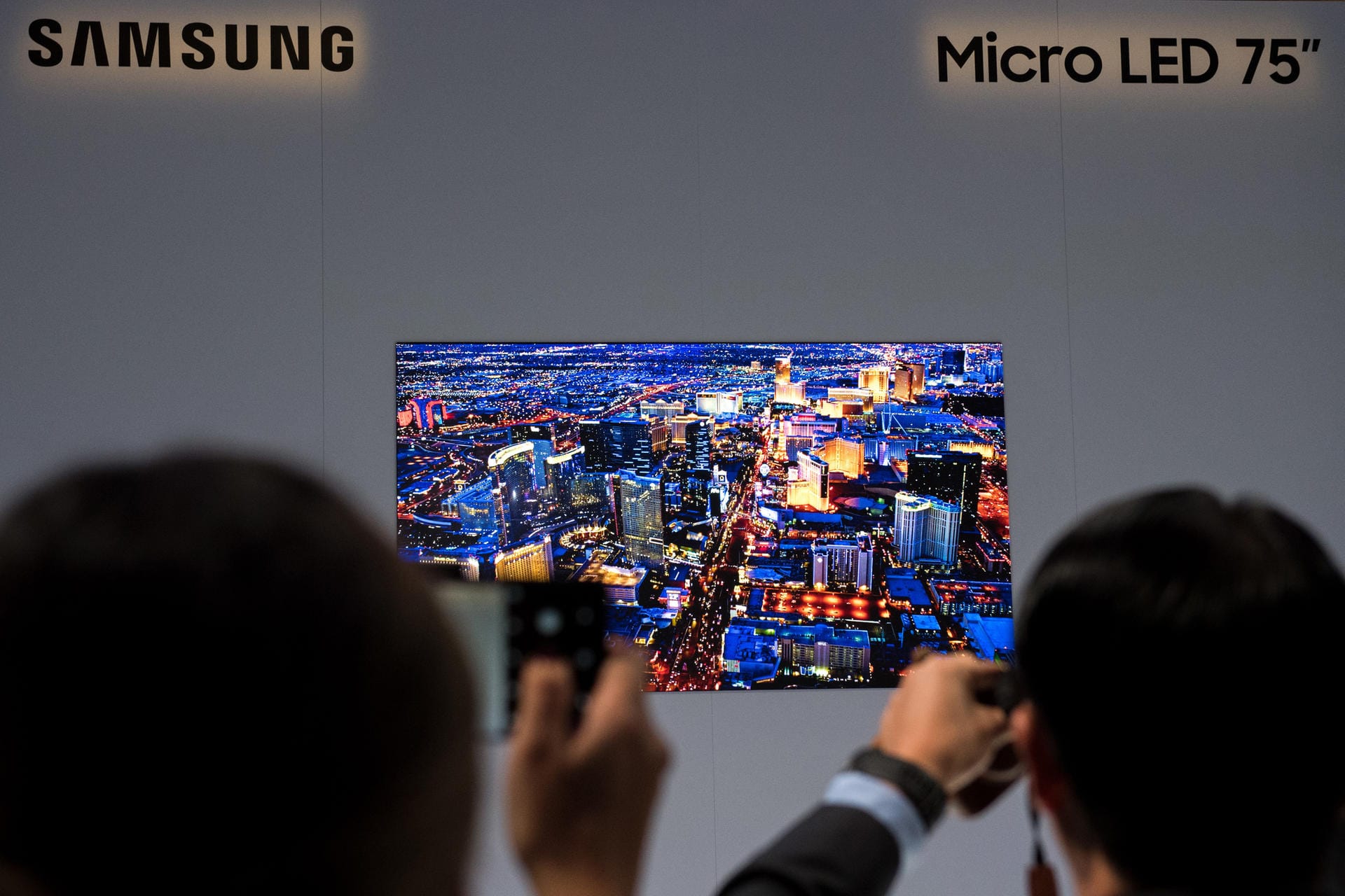 Auf der CES präsentieren die Hersteller ihre High-End-Fernseher. Samsungs Micro LED 75 ist modular aus randlosen Displaybausteinen aufgebaut und arbeitet mit selbstleuchtenden Dioden, die hohe Kontraste und tiefe Schwarzwerte bei sehr hoher Gesamthelligkeit ermöglichen.