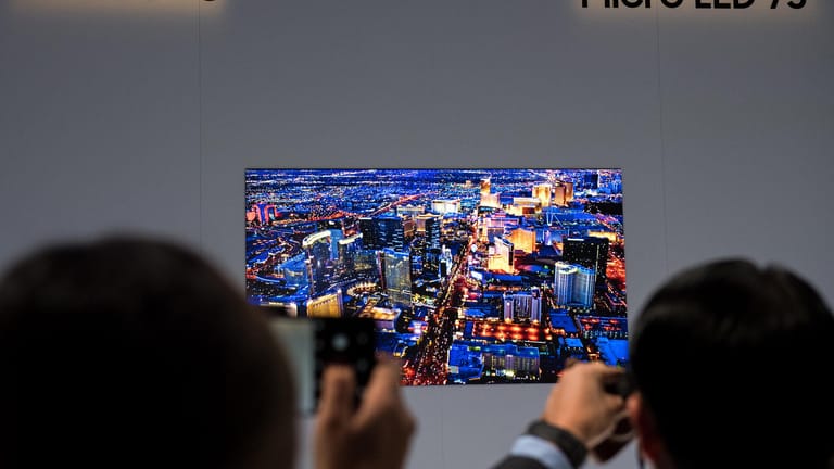 Auf der CES präsentieren die Hersteller ihre High-End-Fernseher. Samsungs Micro LED 75 ist modular aus randlosen Displaybausteinen aufgebaut und arbeitet mit selbstleuchtenden Dioden, die hohe Kontraste und tiefe Schwarzwerte bei sehr hoher Gesamthelligkeit ermöglichen.