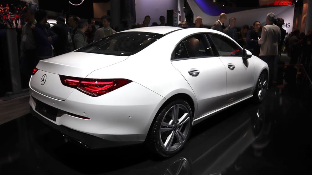 Greifbare Neuheit: Mercedes will den neuen CLA noch im Mai in den Handel bringen.