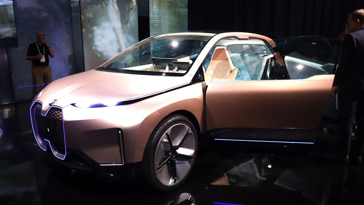 Autohersteller zeigen auf der Elektronikmesse CES die Zukunft der Mobilität: BMW etwa hat den iNext nach Las Vegas gebracht.