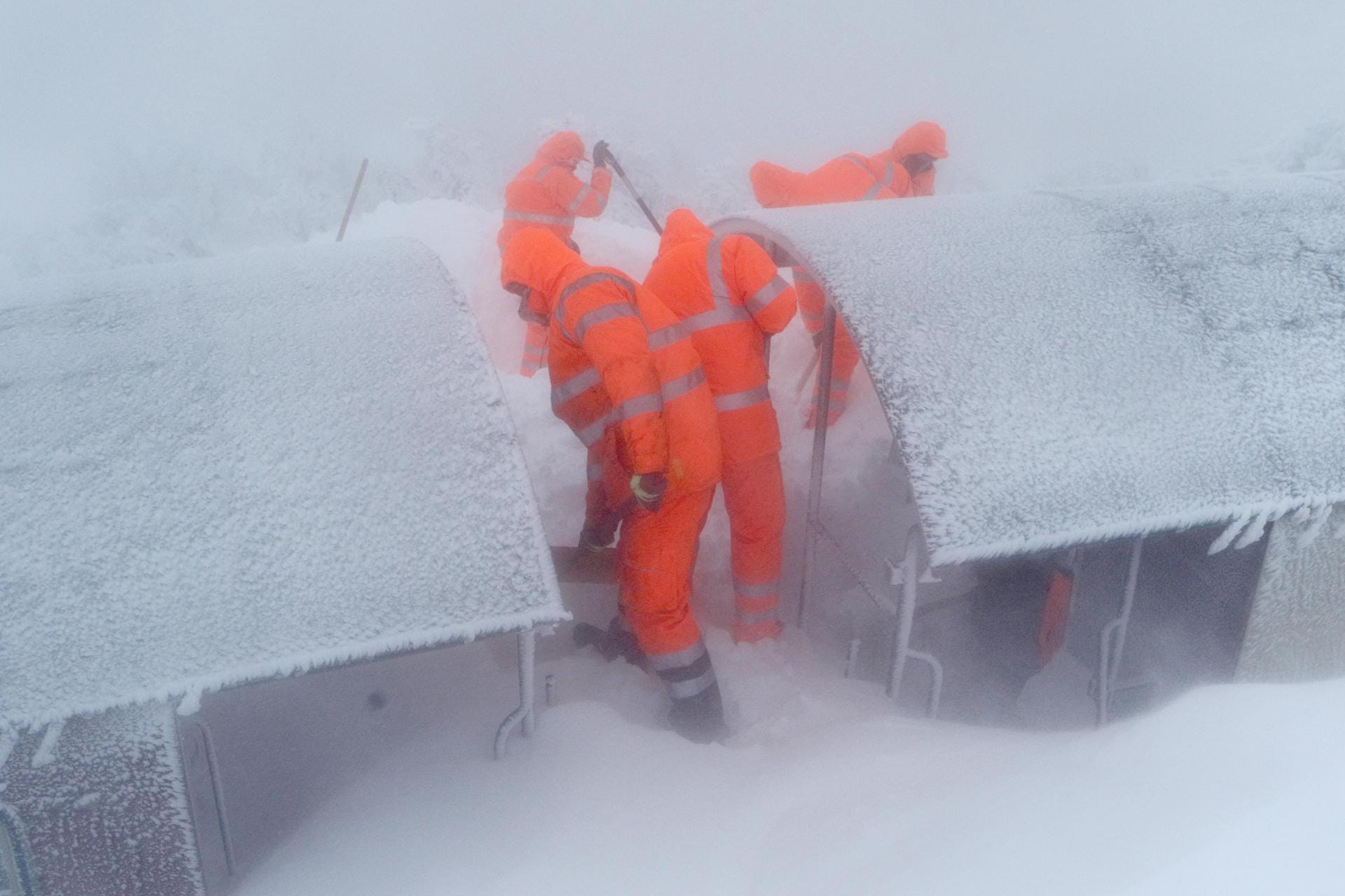 Arbeiter befreien die Harzer Schmalspurbahn zum Brocken von der Schneewehe, in der sie feststeckt.