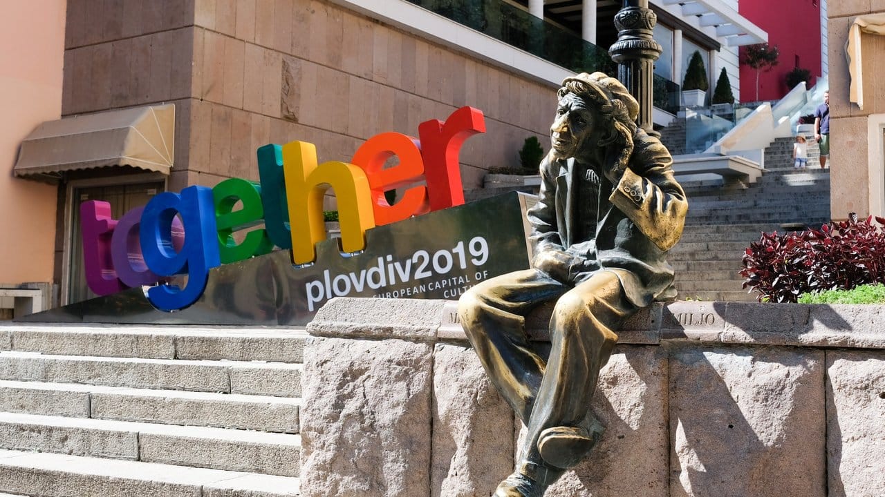 Die Skulptur "Milyo der Verrückte" und das Wort "zusammen" werben für die Kulturhauptstadt 2019.