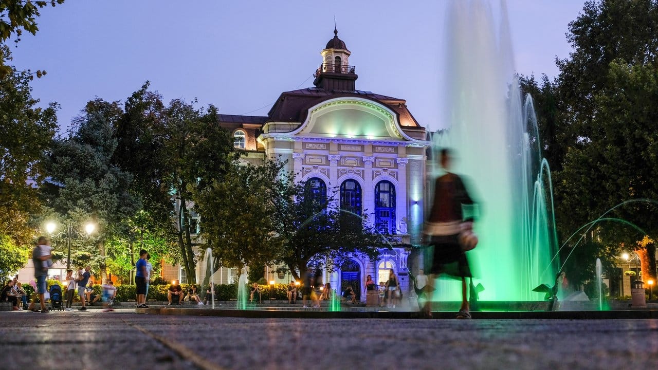 Das beleuchtete Rathaus mit Brunnen am Stefan-Stambolov-Platz.