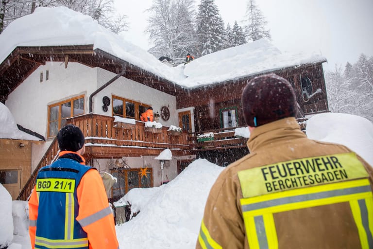 Nach starkem Schneefall sitzen im Berchtesgadener Ortsteil Buchenhöhe rund 350 Menschen fest.
