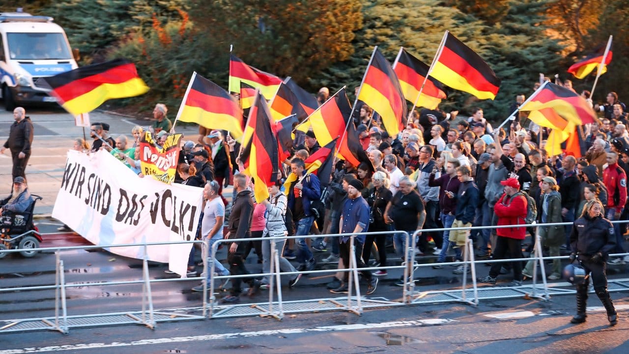 "Wir sind das Volk" - eine von "Pro Chemnitz" organisierte Demonstration zieht durch die Stadt.