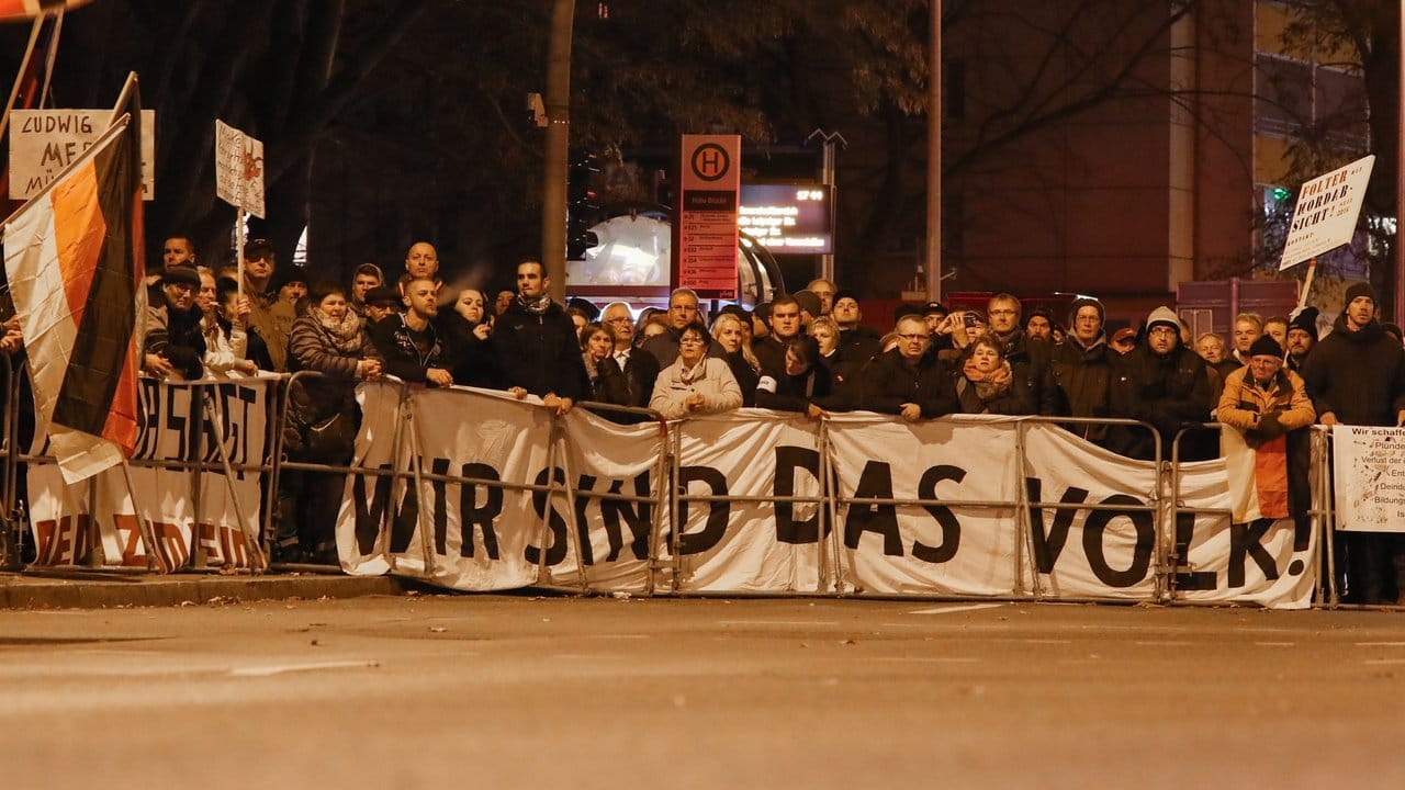 Mit "Wir sind das Volk" begrüßen Teilnehmer einer von "Pro Chemnitz" organisierte Demonstration am 16.