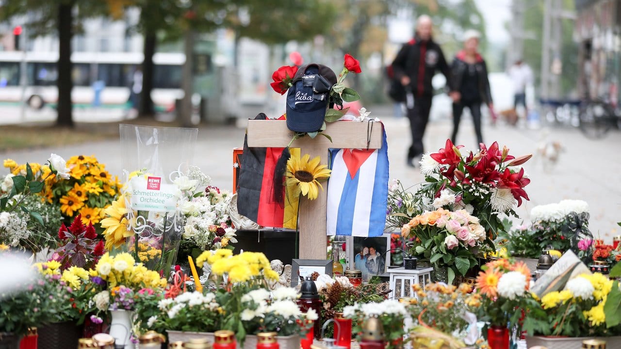 Blumen und Kerzen stehen an der Stelle, an der im August in Chemnitz ein junger Mann erstochen wurde.