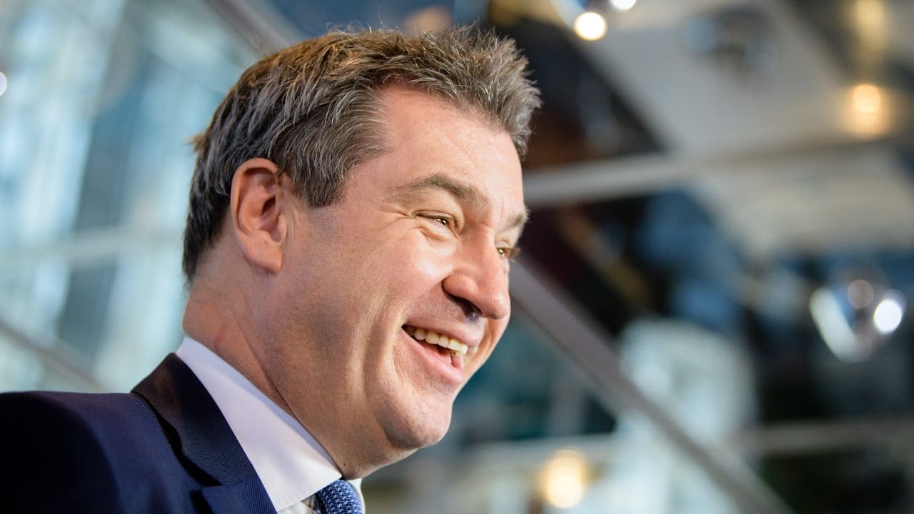 Lacht gegen die schlechten Umfragewerte an: Markus Söder (CSU), Ministerpräsident von Bayern.