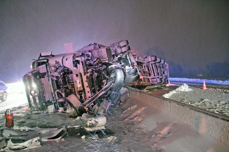 Ein umgestürzter Lkw liegt auf der Autobahn 8 in der Nähe von Bernau in Bayern.