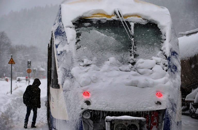 Mit Eis und Schnee überzogen steht ein Triebwagen der Regionalbahn Augsburg-Schongau im Bahnhof.