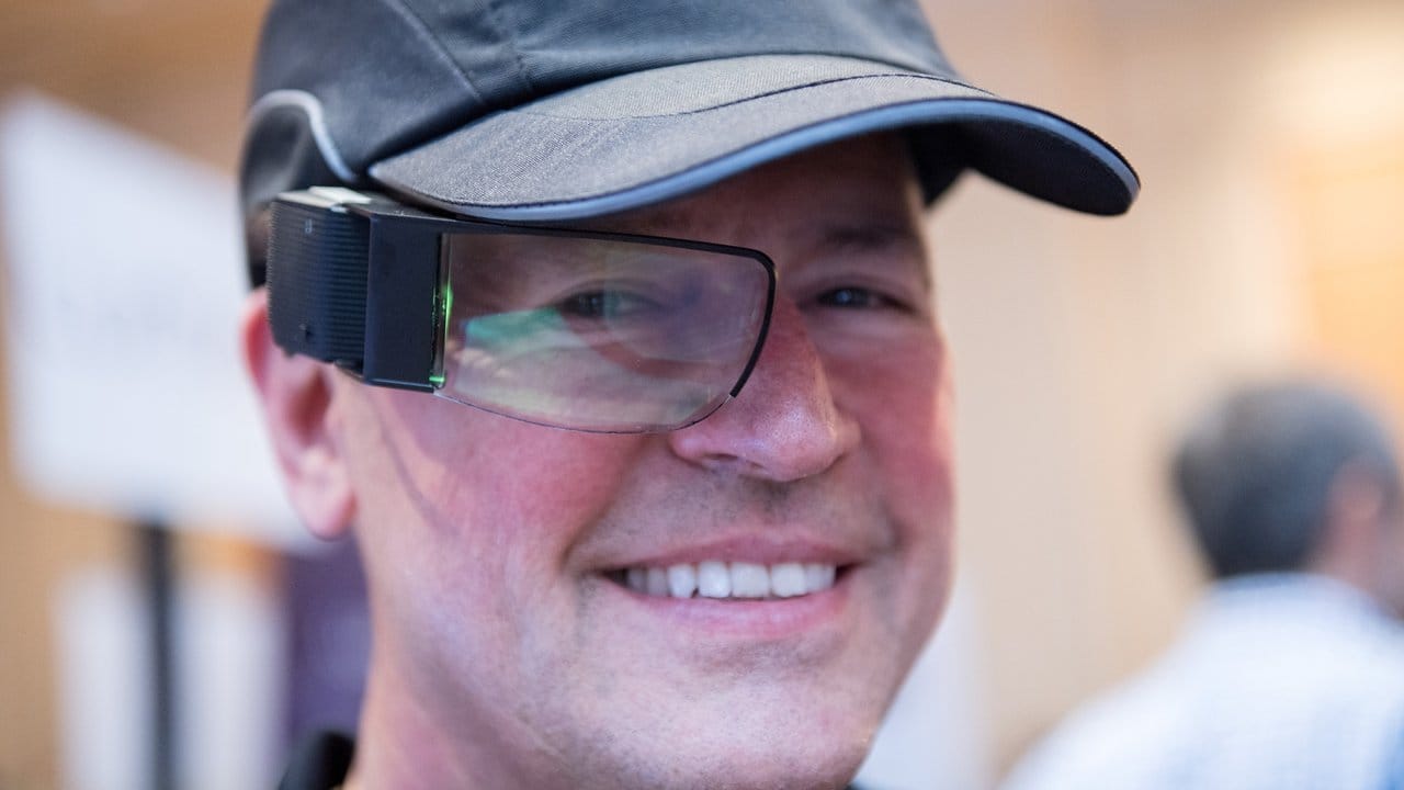 Vom Motorradfahrer bis hin zum Spieler sind für die smarte Brille MotoHUD von Digilens viele Träger und Einsatzszenarien denkbar. Vom Motorradfahrer bis hin zum Spieler sind für die smarte Brille MotoHUD von Digilens viele Träger und Einsatzszenarien denkbar.