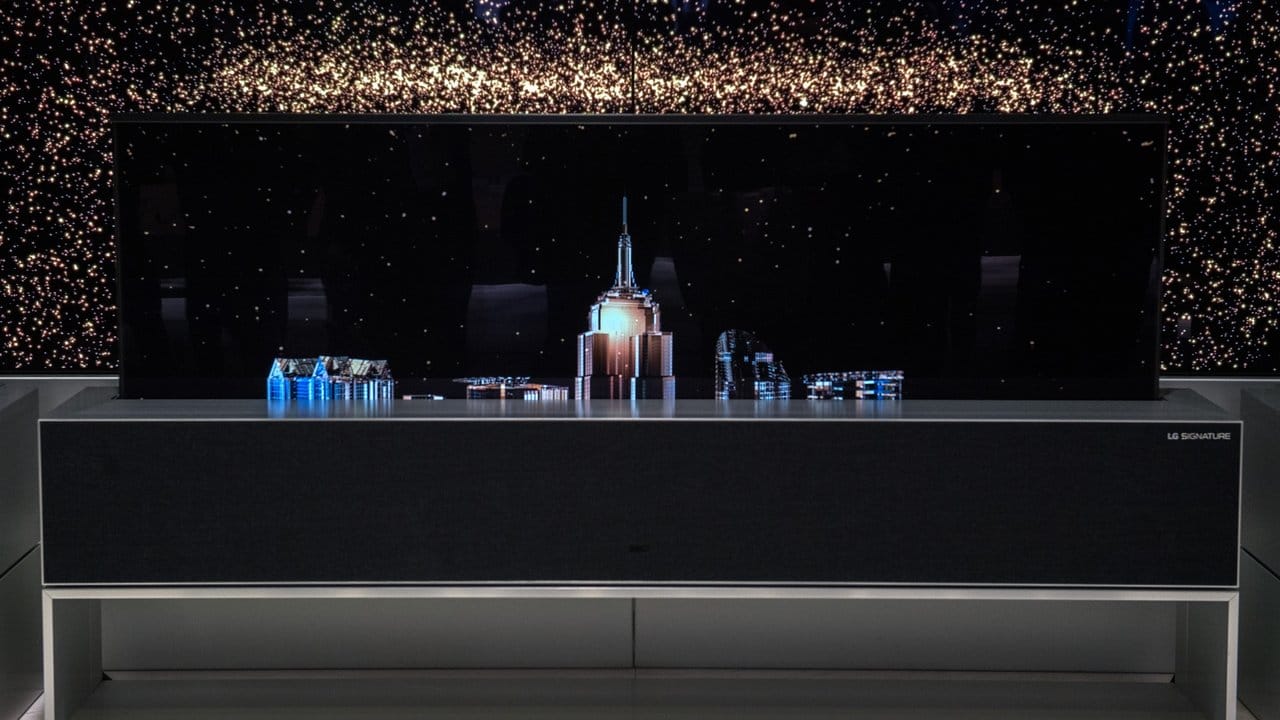 Wie Kai aus der Kiste: LGs Signature OLED TV kann sich in seinen Sockel ein- und ausrollen. Wie Kai aus der Kiste: LGs Signature OLED TV kann sich in seinen Sockel ein- und ausrollen.