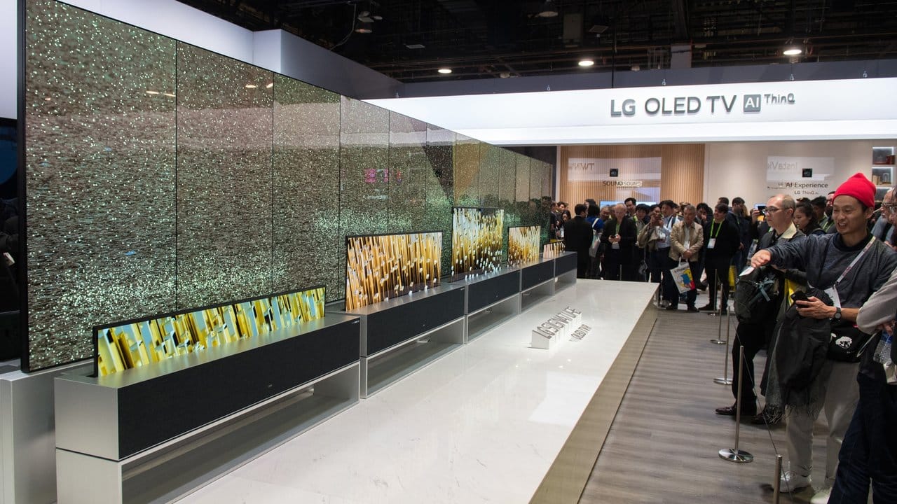 Was der aufrollbare Fernseher LG Signature OLED TV R kosten könnte, ist noch nicht bekannt. Was der aufrollbare Fernseher LG Signature OLED TV R kosten könnte, ist noch nicht bekannt.