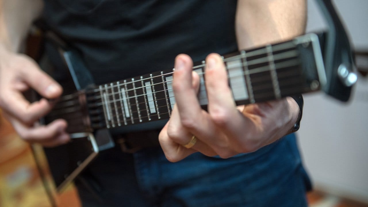 Jammy nennt sich diese zerlegbare Gitarre mit Stahlsaiten - deren Klang aber ein Midigenerator erzeugt. Jammy nennt sich diese zerlegbare Gitarre mit Stahlsaiten - deren Klang aber ein Midigenerator erzeugt.