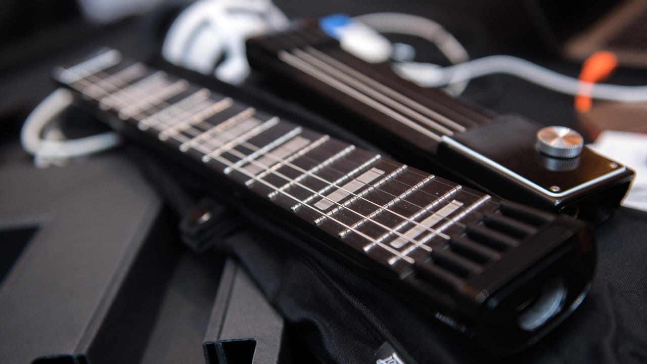 Fertig fürs Gepäck: Jammy löst die Probleme reisender Gitarrenspieler. Fertig fürs Gepäck: Jammy löst die Probleme reisender Gitarrenspieler.