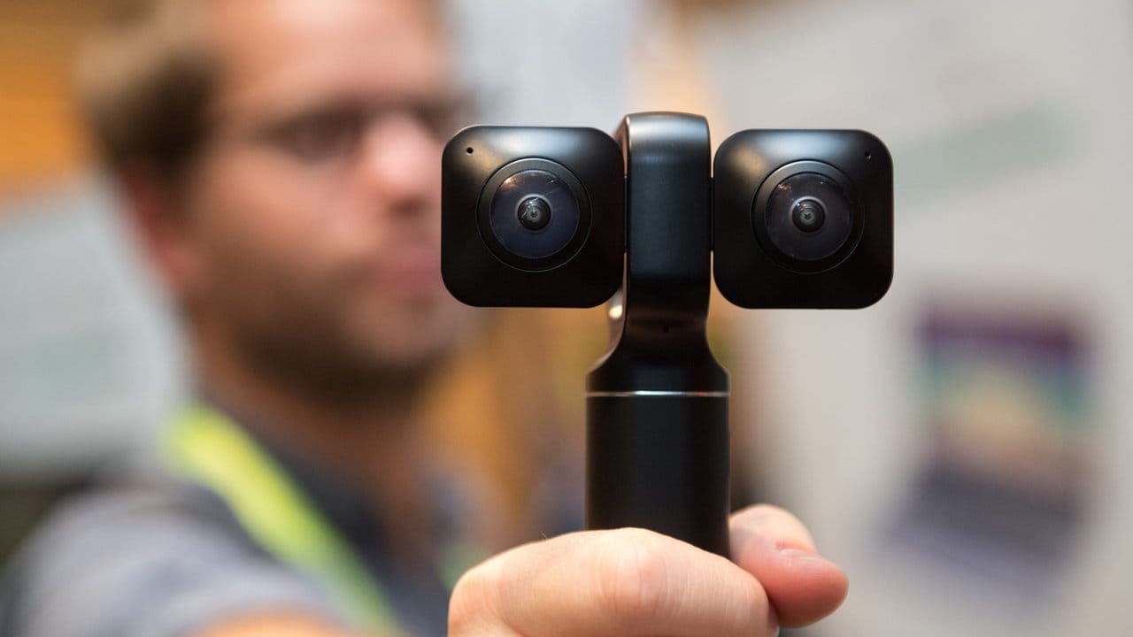 Die 360-Grad-Kamera Vuze XR Dual VR von Human Eyes verfügt über zwei ausklappbare Linsen. Die 360-Grad-Kamera Vuze XR Dual VR von Human Eyes verfügt über zwei ausklappbare Linsen.