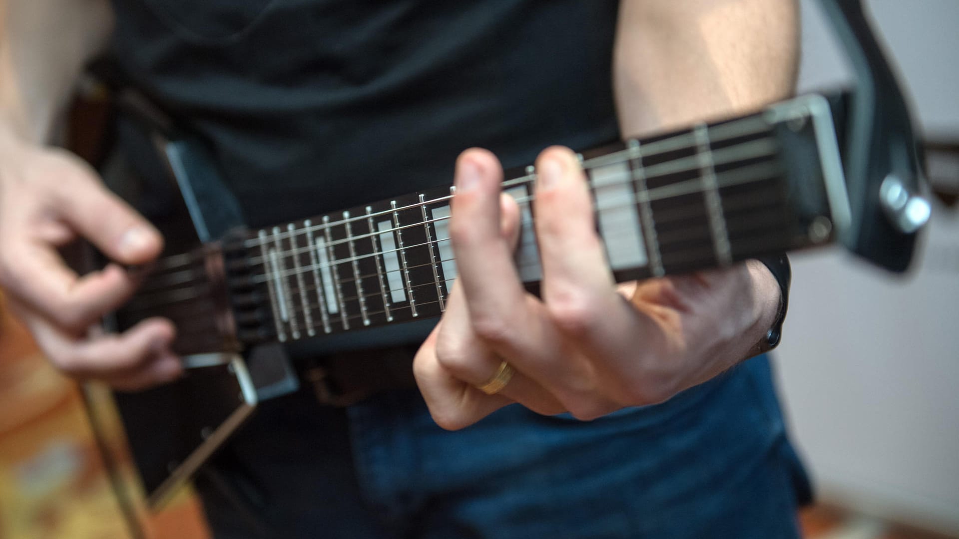 Modernes Instrument: Jammy nennt sich diese zerlegbare Gitarre mit Stahlsaiten – deren Klang aber ein Midigenerator erzeugt.