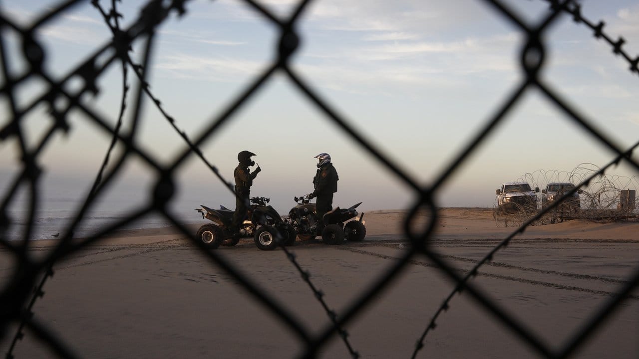 US-Grenzschutzbeamte am Strand von San Diego vor dem Grenzzaun zwischen den USA und Mexiko.