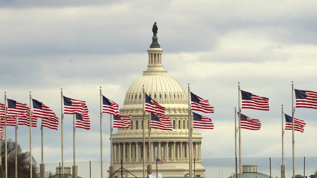 US-Flaggen vor dem Kapitol in Washington.