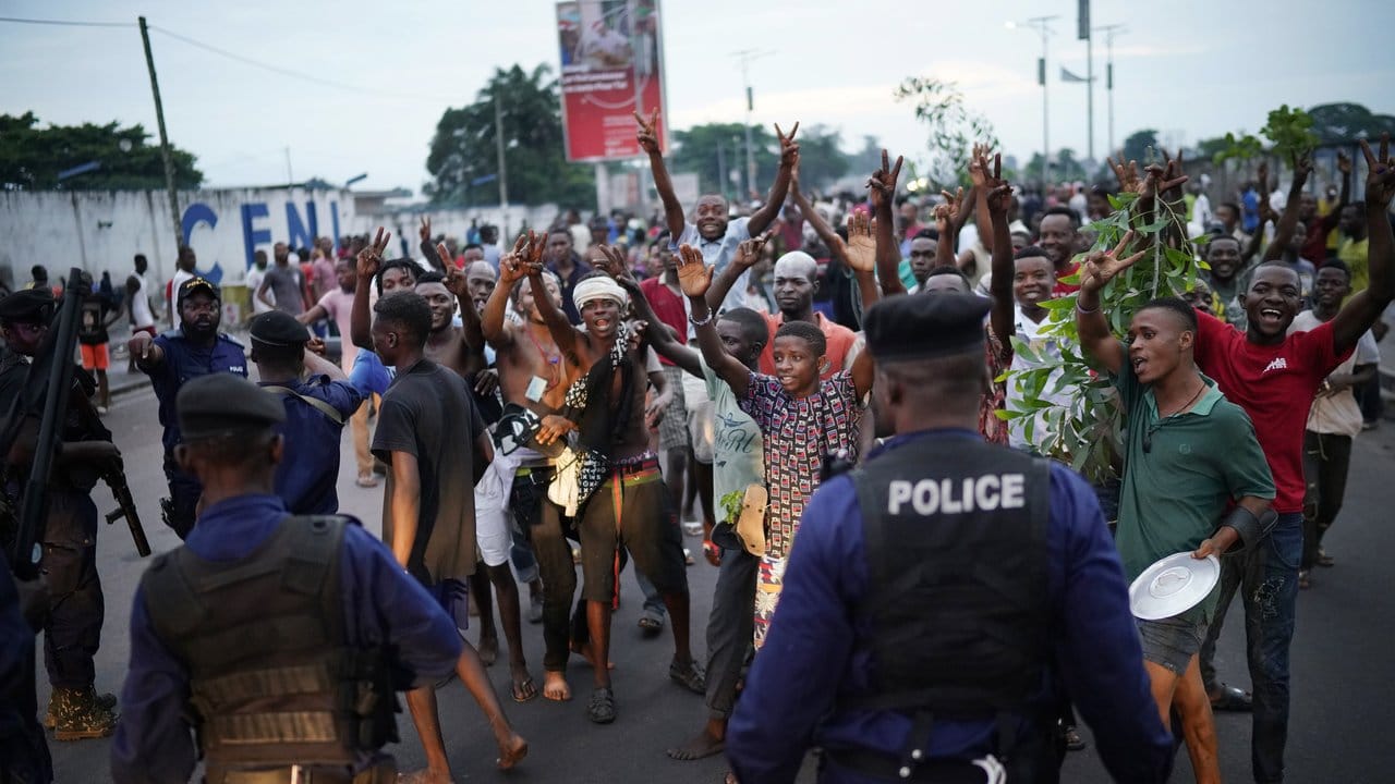 Feiernde Menschen nach Bekanntgabe der Wahlergebnisse in Kinshasa.