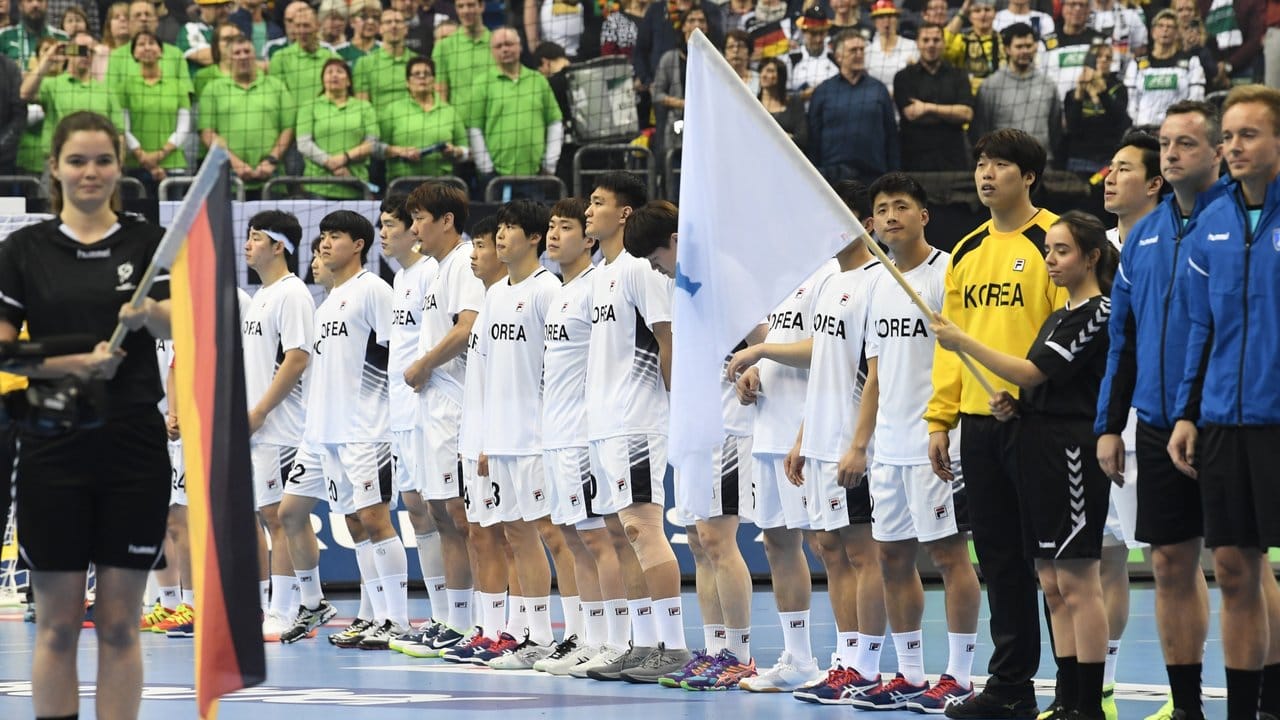 Das gemeinsame Team von Nord- und Südkorea steht vor dem Spiel auf dem Feld.