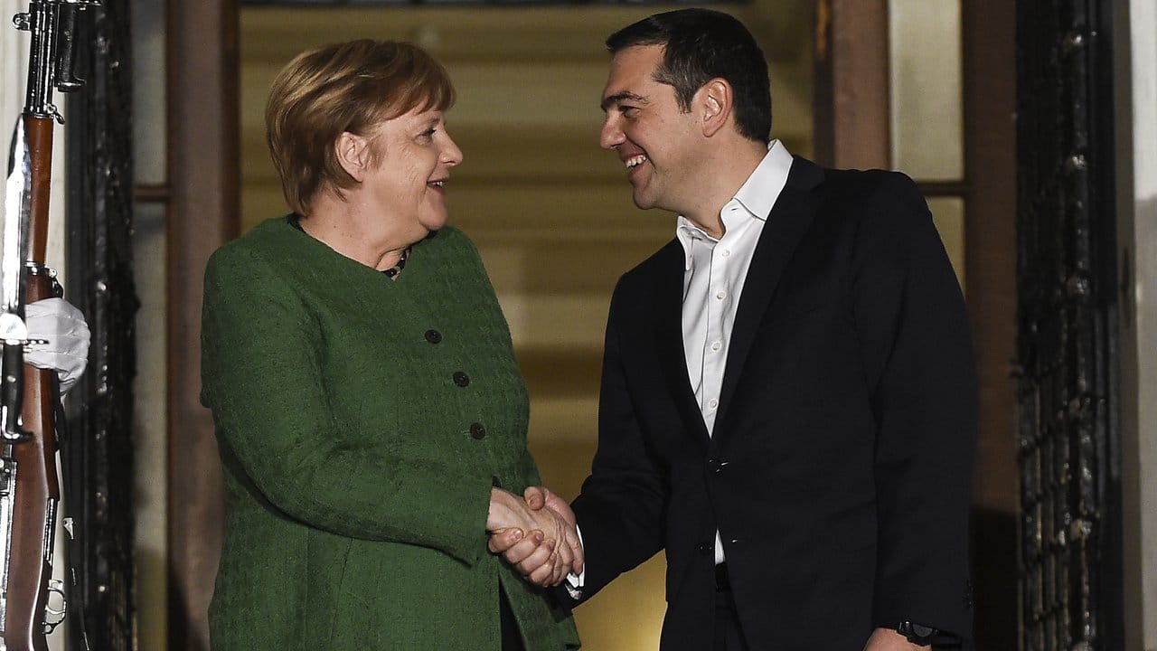 Griechenlands Regierungschef Alexis Tsipras begrüßt Bundeskanzlerin Angela Merkel in Athen.