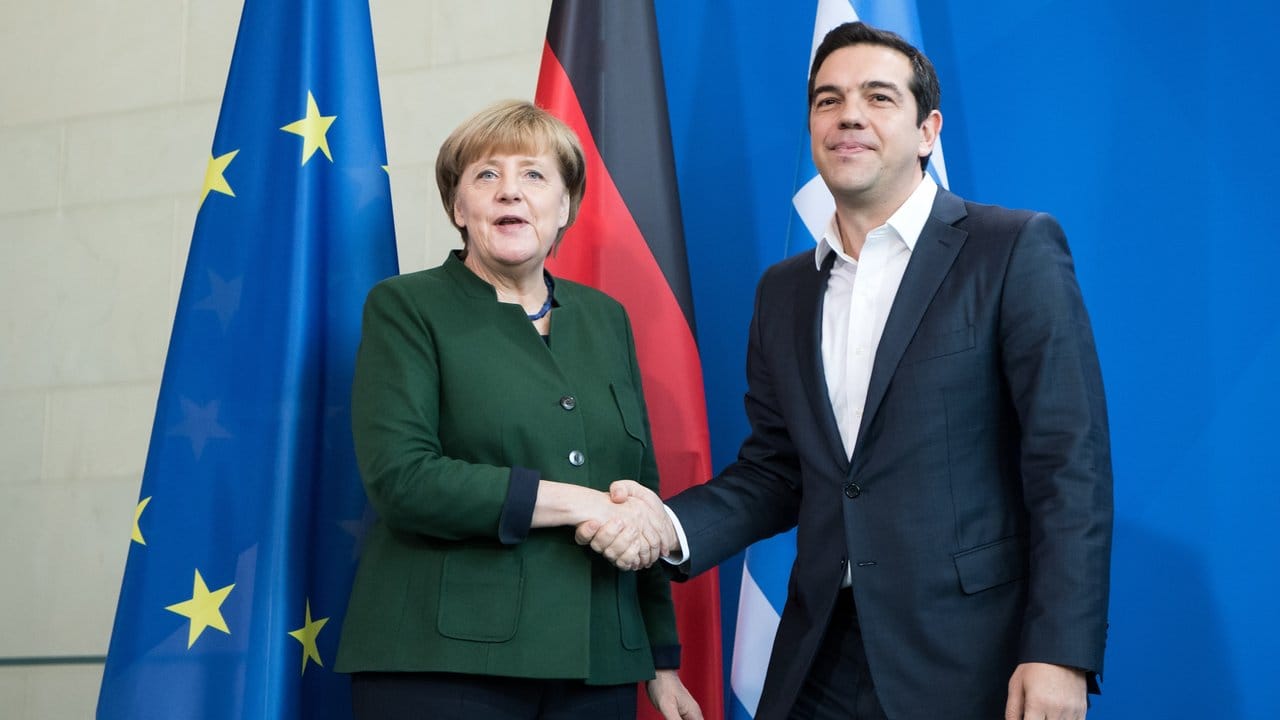 Der linke Ministerpräsident Alexis Tsipras, der mit einem Anti-Merkel-Kurs Anfang 2015 die Wahlen gewonnen hatte, ist inzwischen ein Vertrauter der Bundeskanzlerin.