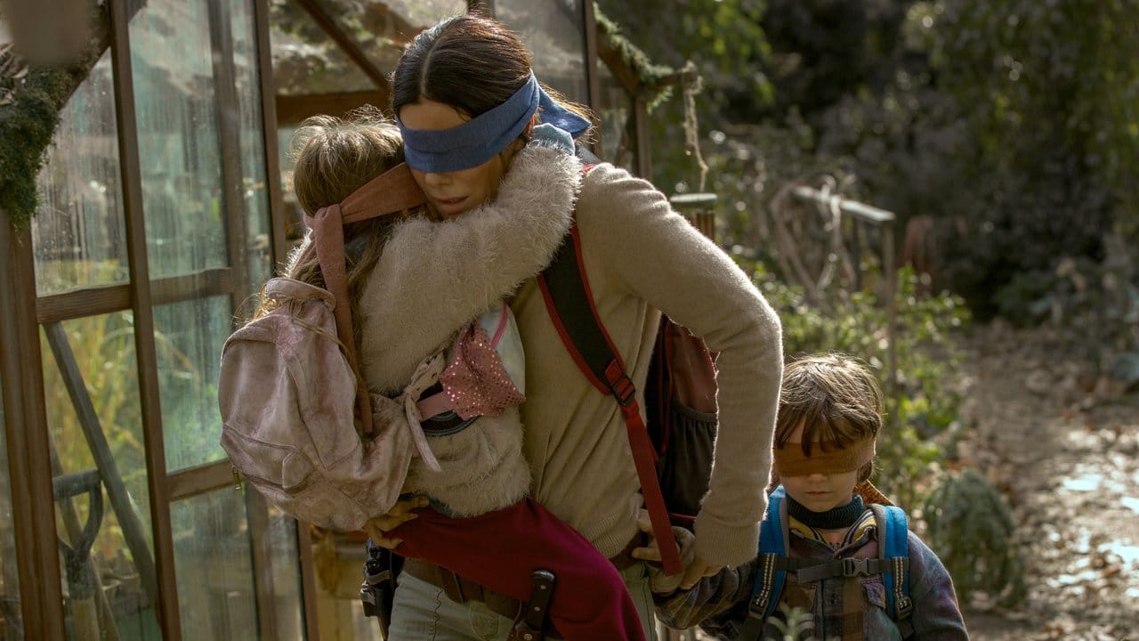 Sandra Bullock mit Vivien Lyra Blair und Julian Edwards in einer Szene des Netflix-Horrorthrillers "Bird Box".