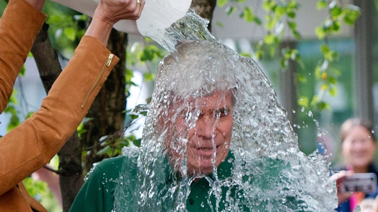 Michael Otto, Hamburger Ehrenbürger, ließ sich für einen guten Zweck 2014 einen Eimer Wasser über den Kopf schütten.
