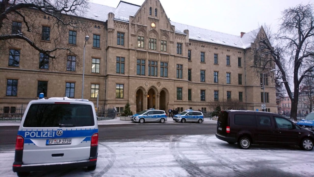 In Erfurt wurden rund 30 Mitarbeiter aus dem Gerichtsgebäude gebracht.