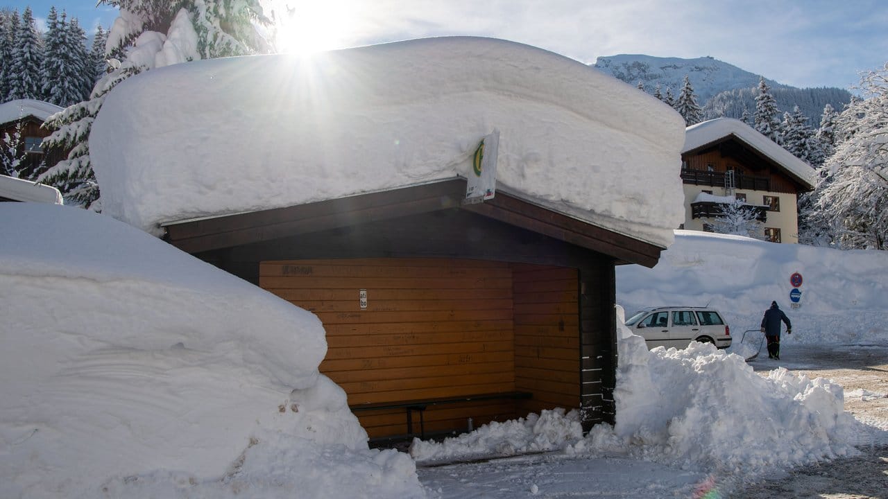 An diesem Bushäuschen in der Ortschaft Buchenhöhe bei Berchtesgaden wir deutlich, wie viel Schnee in den vergangenen Tagen vom Himmel gefallen ist.