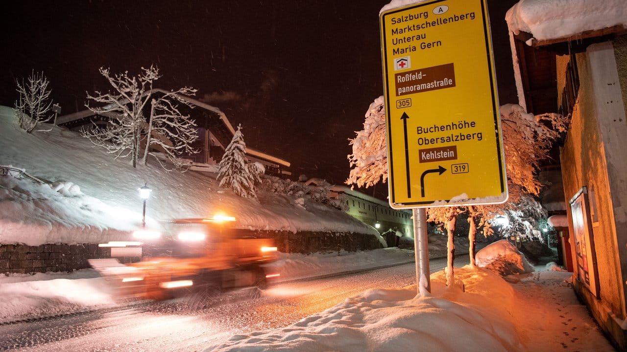 Im Kampf gegen die Schneemassen in Bayern hoffen die Rettungskräfte auf besseres Wetter.