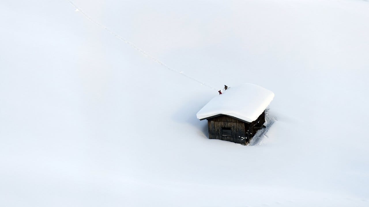 Ein eingeschneites Haus im österreichischen Lofer.