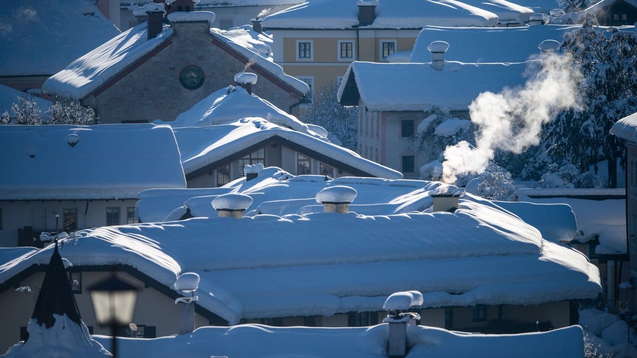 Die heftigen Schneefälle der vergangenen Tage halten in Südbayern weiter die Einsatzkräfte in Atem und neuer Schnee ist bereits im Anmarsch.