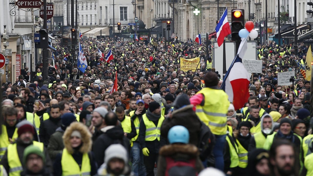 Teilnehmer einer "Gelbwesten"-Demonstration marschieren durch Paris.
