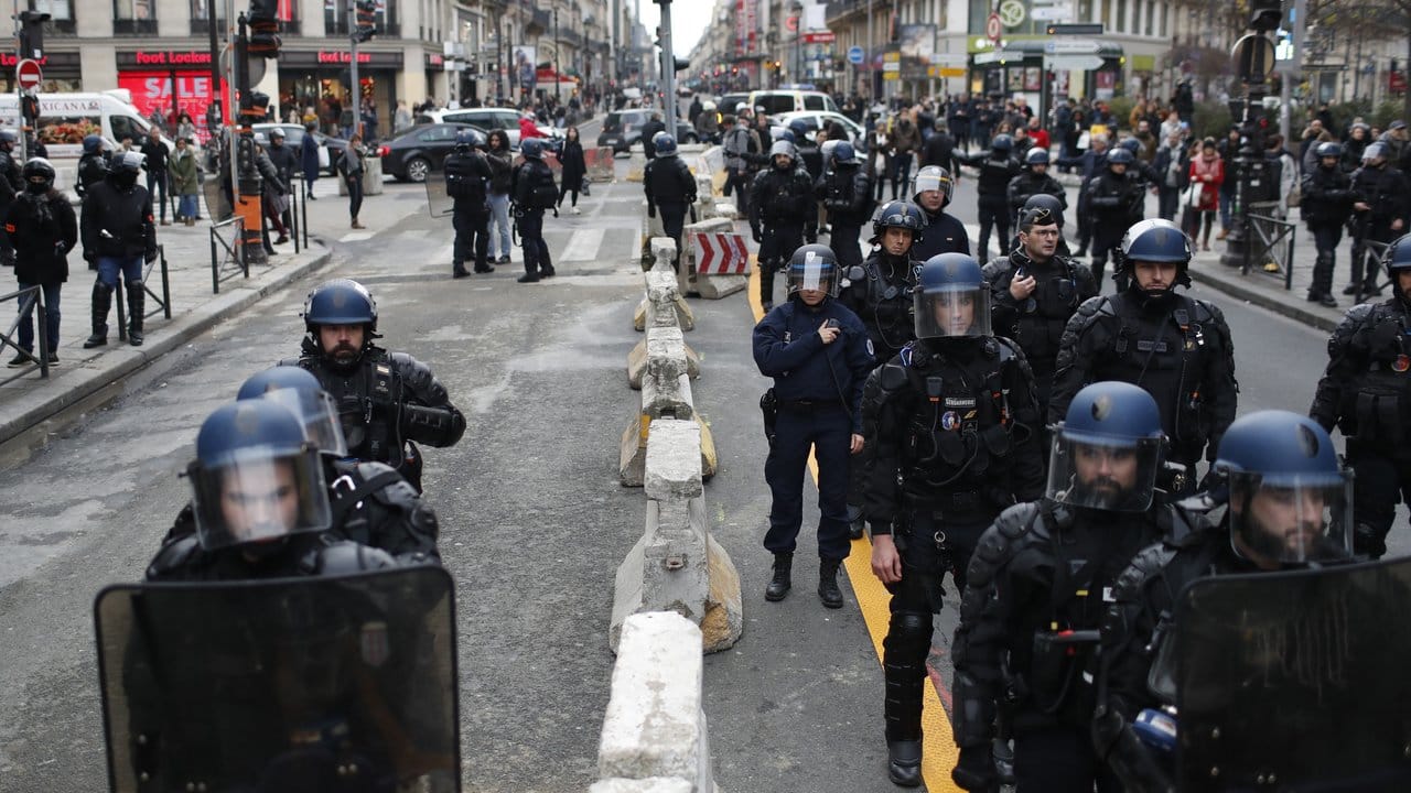 Bereitschaftspolizisten stehen nahe einer "Gelbwesten"-Demonstration in Paris.