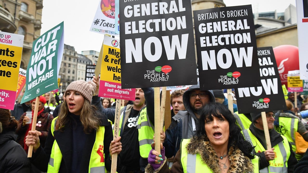 Demonstranten nehmen in London an einem Protestmarsch teil, der von den "Gelbwesten" in Frankreich inspiriert wurde.