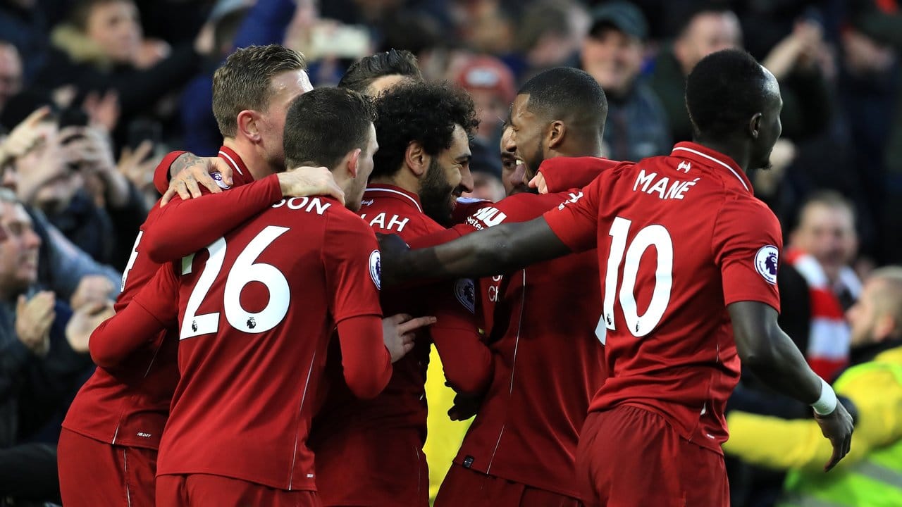 Liverpools Mohamed Salah (M) und seine Teamkollegen jubeln über das Tor zum 1:0.