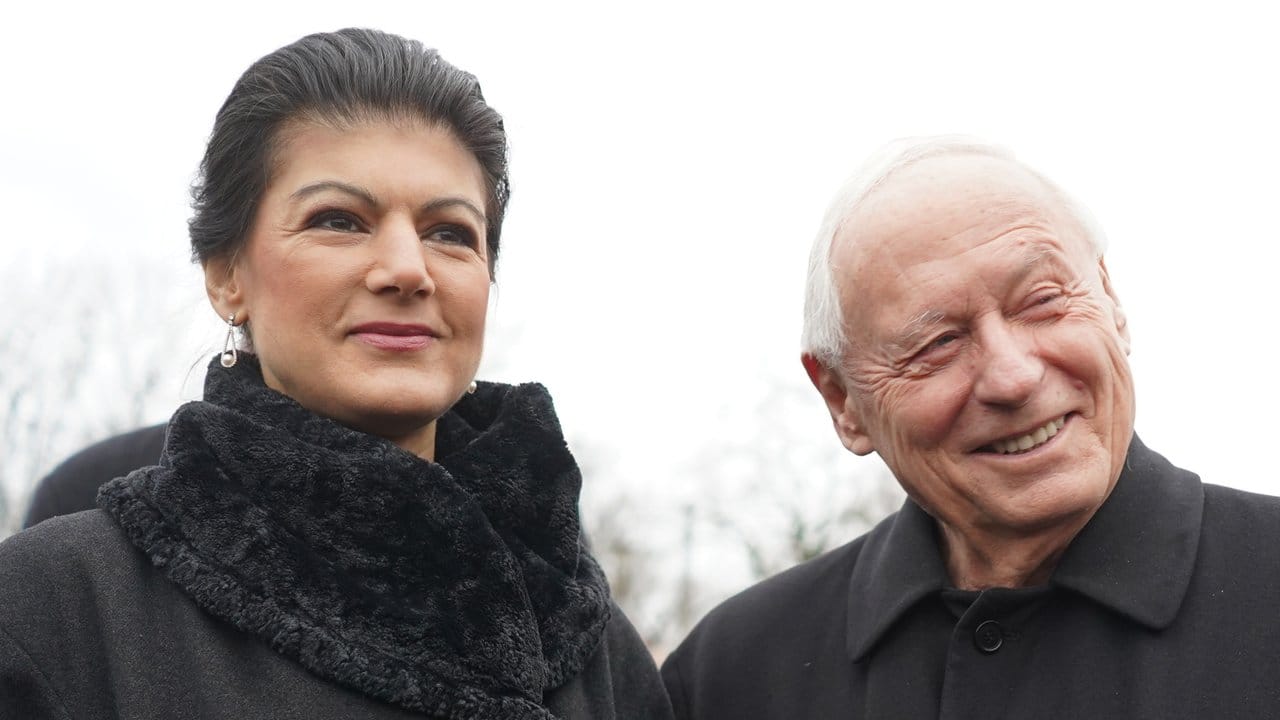 Sahra Wagenknecht, Fraktionsvorsitzende der Linken im Deutschen Bundestag, und ihr Ehemann Oskar Lafontaine, Fraktionsvorsitzender der Linken im Saarland, bei der Gedenkveranstaltung in Berlin-Friedrichsfelde.