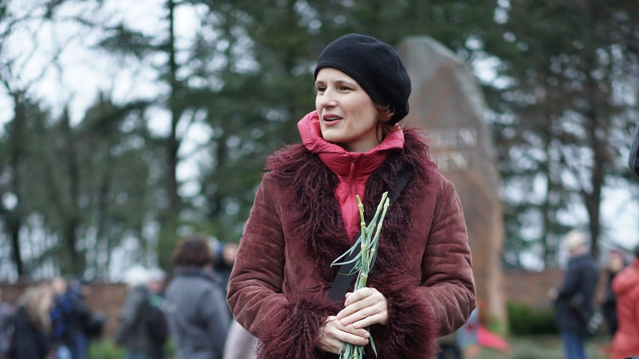Die Bundesvorsitzende der Linken, Katja Kipping, hat zur Gedenkveranstaltung rote Nelken mitgebracht.