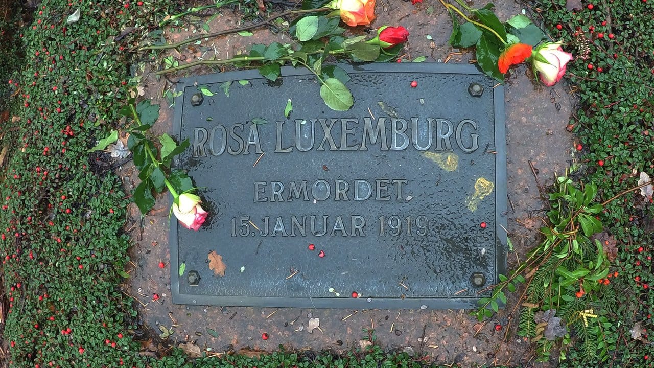 Gedenktafel für Rosa Luxemburg auf dem Zentralfriedhof Friedrichsfelde in Berlin.