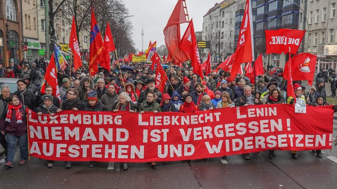 Demonstrationszug zum Gedenken an Rosa Luxemburg und Karl Liebknecht auf der Karl-Marx-Allee in Berlin. Demonstrationszug zum Gedenken an Rosa Luxemburg und Karl Liebknecht auf der Karl-Marx-Allee in Berlin.