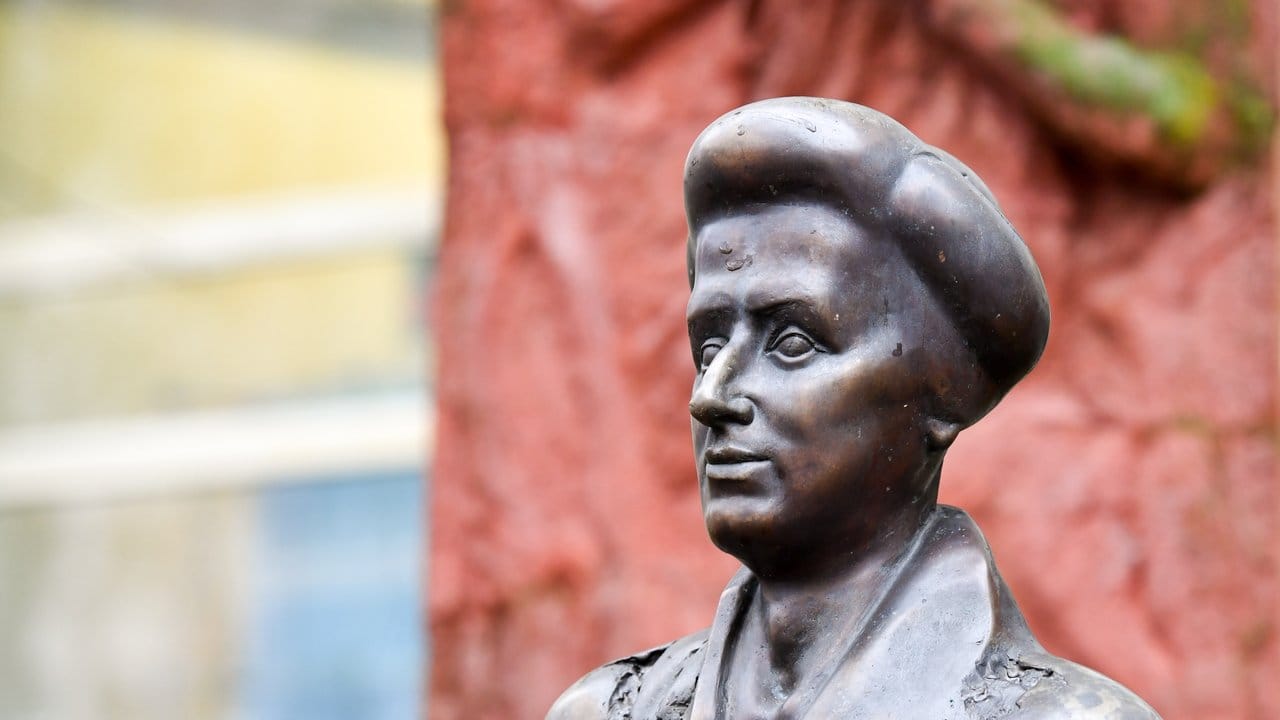 Eine Statue von Rosa Luxemburg vom Bildhauer Rolf Biebl auf dem Franz-Mehring-Platz in Berlin-Friedrichshain.