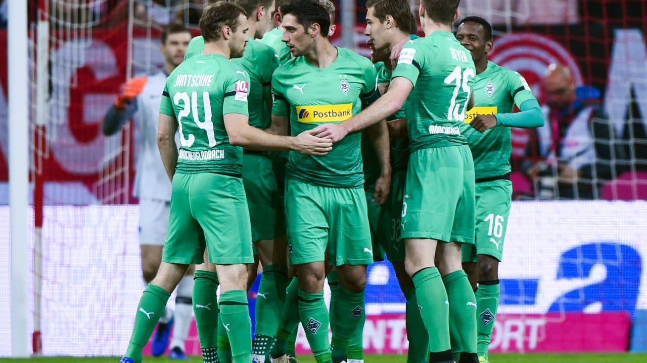 Zuvor setzten sich die Gladbacher durch ein Tor von Thorgan Hazard mit 1:0 gegen Hertha BSC durch.