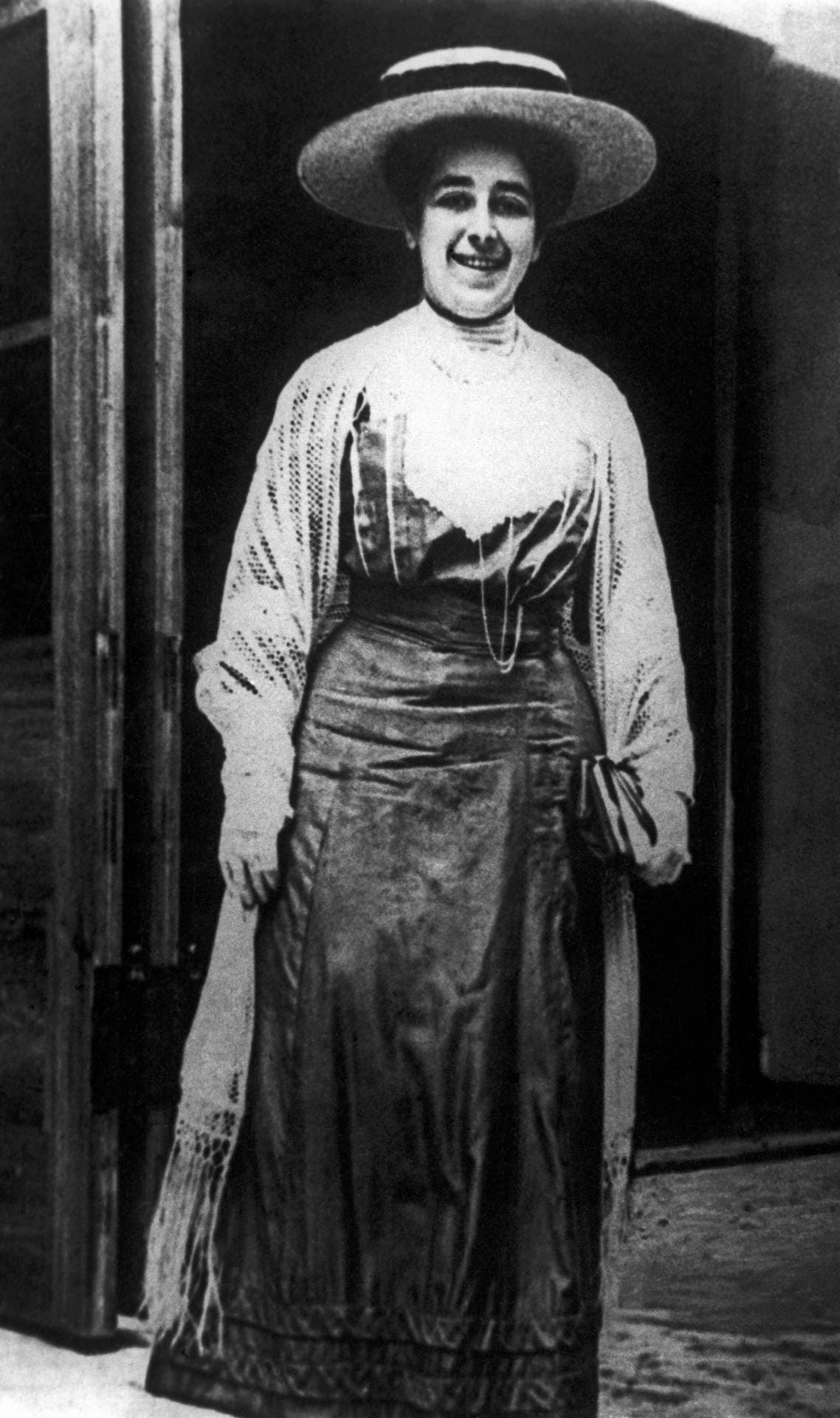 Rosa Luxemburg wurde vermutlich 1871 in Zamość im Königreich Polen, geboren. Sicher ist ihr Geburtsdatum nicht, das Luxemburg sich für ihr Studium älter schummelte und einen nachträglichen Geburtsschein ausstellen ließ. Dort ist der 25. Dezember 1870 als Geburtstag vermerkt. In einem Brief schreibt sie, dass ihre Familie den 5. März 1971 als tatsächlichen Geburtstag feiere. Ihre polnisch-jüdische Familie sprach zu Hause auch Deutsch.