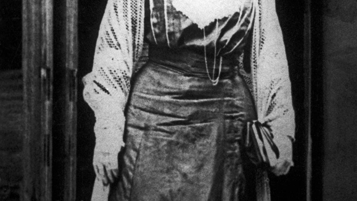 Rosa Luxemburg wurde vermutlich 1871 in Zamość im Königreich Polen, geboren. Sicher ist ihr Geburtsdatum nicht, das Luxemburg sich für ihr Studium älter schummelte und einen nachträglichen Geburtsschein ausstellen ließ. Dort ist der 25. Dezember 1870 als Geburtstag vermerkt. In einem Brief schreibt sie, dass ihre Familie den 5. März 1971 als tatsächlichen Geburtstag feiere. Ihre polnisch-jüdische Familie sprach zu Hause auch Deutsch.