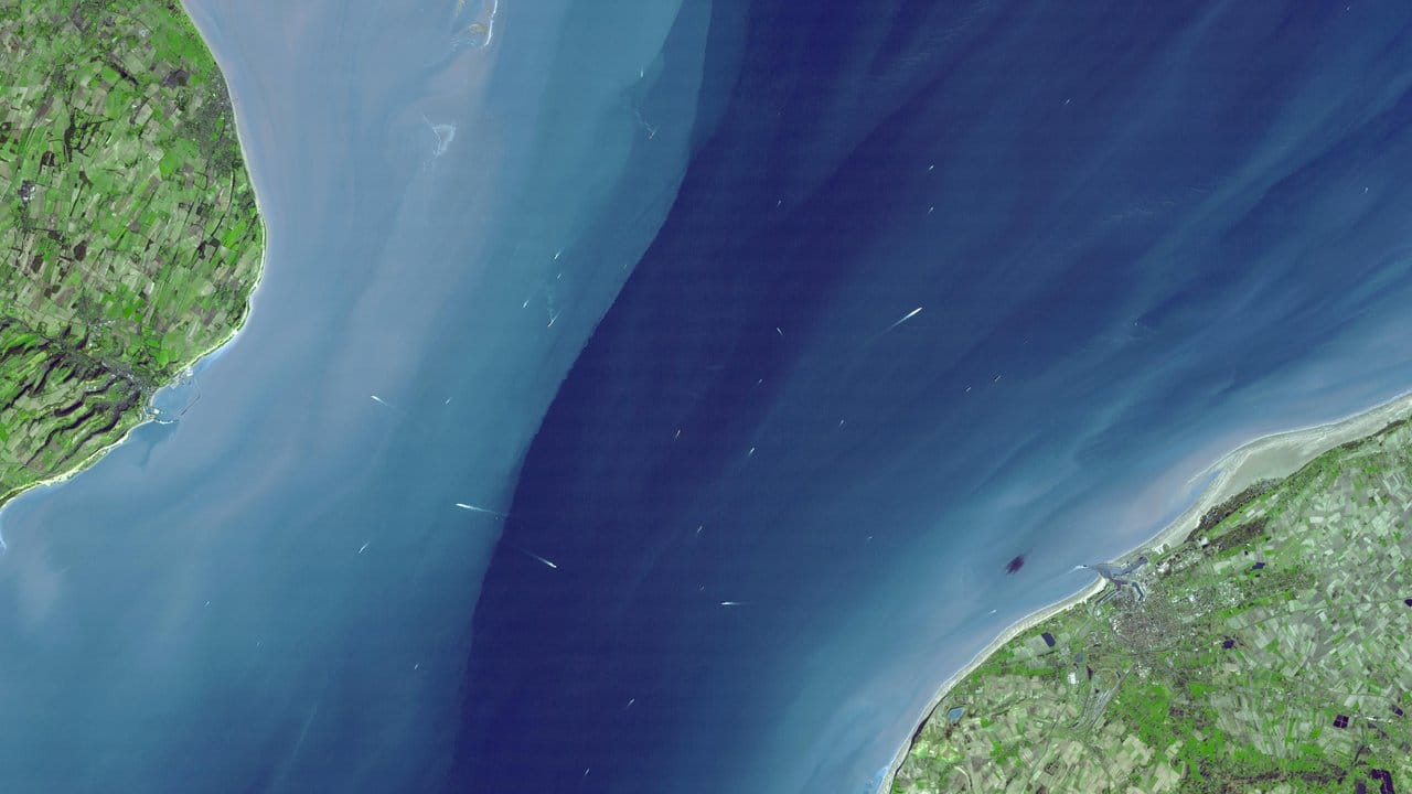 Die Straße von Dover aus der Satellitenperspektive: Nur 32 Kilometer trennen die britische Insel (l.